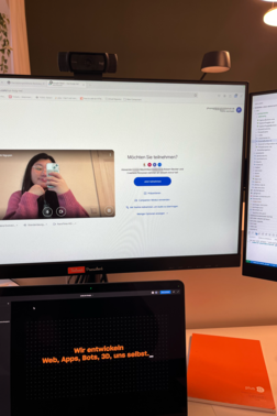 Profilfoto von Phuong, Frau fotografiert ihr Bild eines Online-Meetings, im Vordergrund ist ein Laptop und ein Schreibblock zu sehen