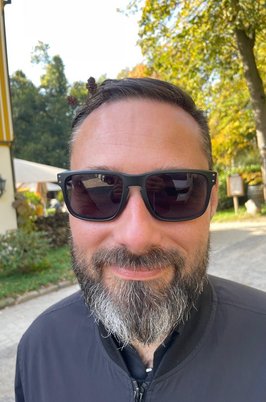 Profilfoto von David, Mann mit Sonnenbrille und Bart